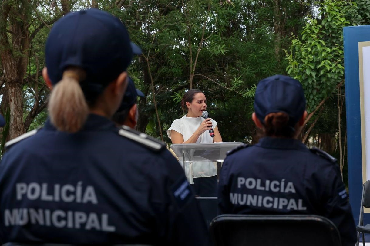 Honra Ana Paty Peralta al personal de Prevención del Delito en Cancún ...