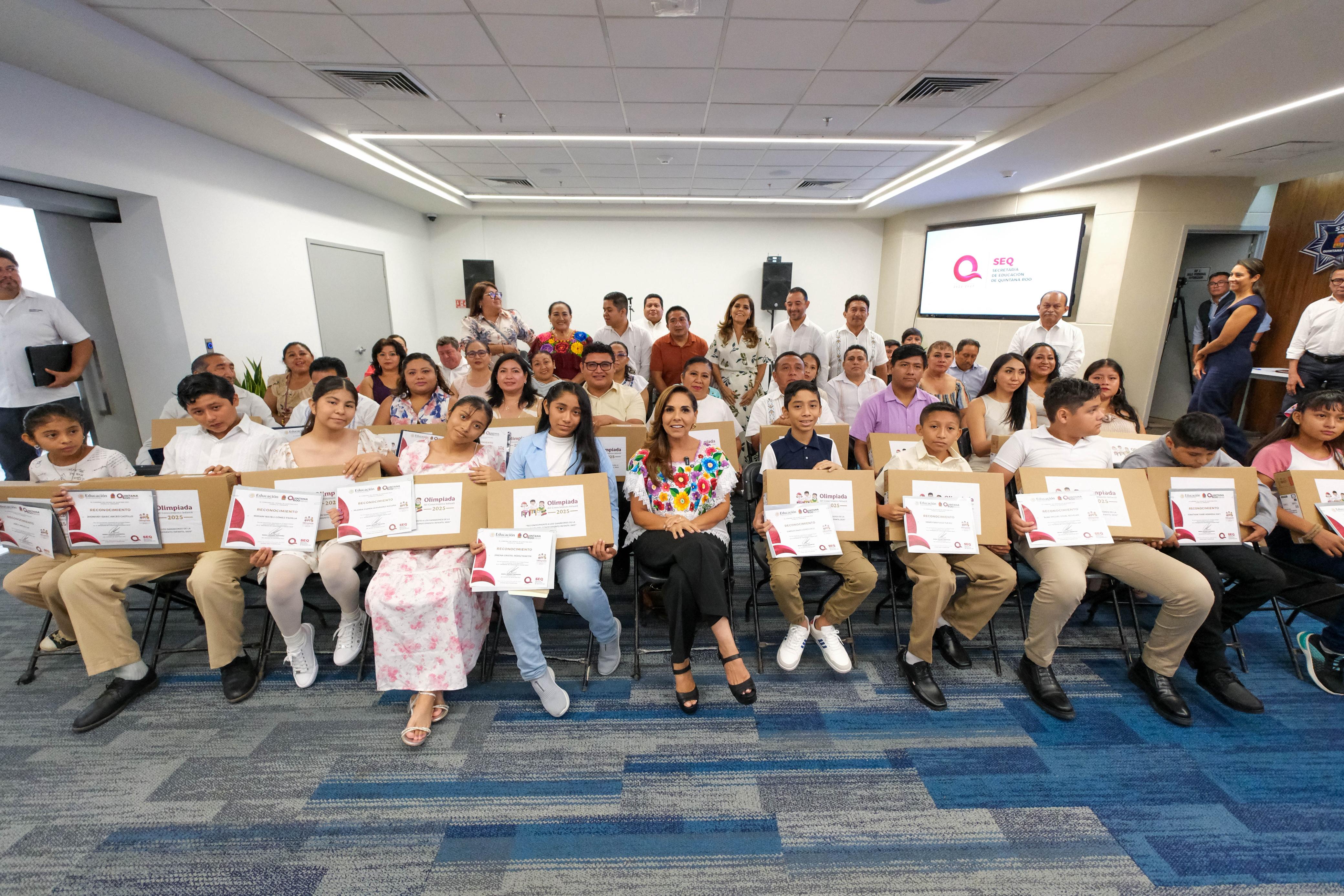 Premia Mara Lezama el esfuerzo y la excelencia de estudiantes ...