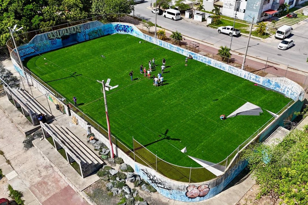 Avanza la rehabilitación de la cancha de futbol rápido en la SM 258 de ...